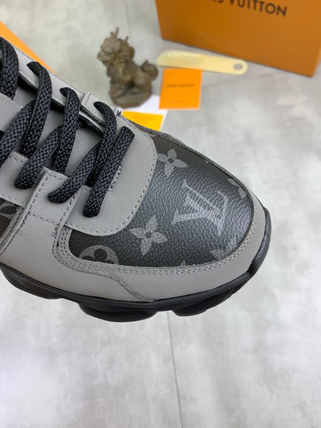 Men's men's shoes💰P440💰[New model]🆘[Louis Vuitton] LV official website latest model🎁casual and fashionable men's shoes👟hot style💥simple and elegant style, exclusive for trendy men. Unique official website latest brand elements👑original decoration, fashionable and generous, the fabric is made of original calfskin➕comfortable and breathable mesh lining➕pig skin lining ✅The official website specifies wear-resistant casual outsole, the classic model is taken in real life🎬Color: 5️⃣colors available😍Number of codes: 38-44 (45 46 customized)